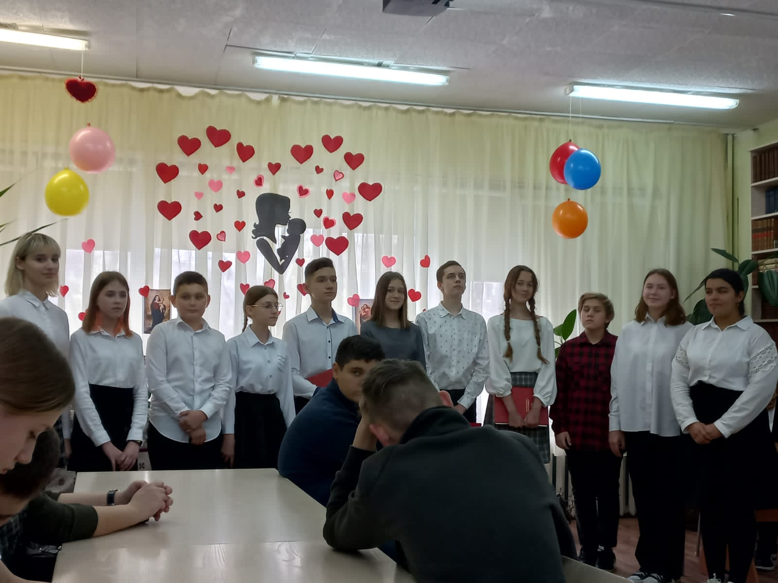 25 ноября 2022г. педагог-библиотекарь Королькова Н.И.  провела классный час, посвящённый «Дню Матери» в 7 «б»  классе..