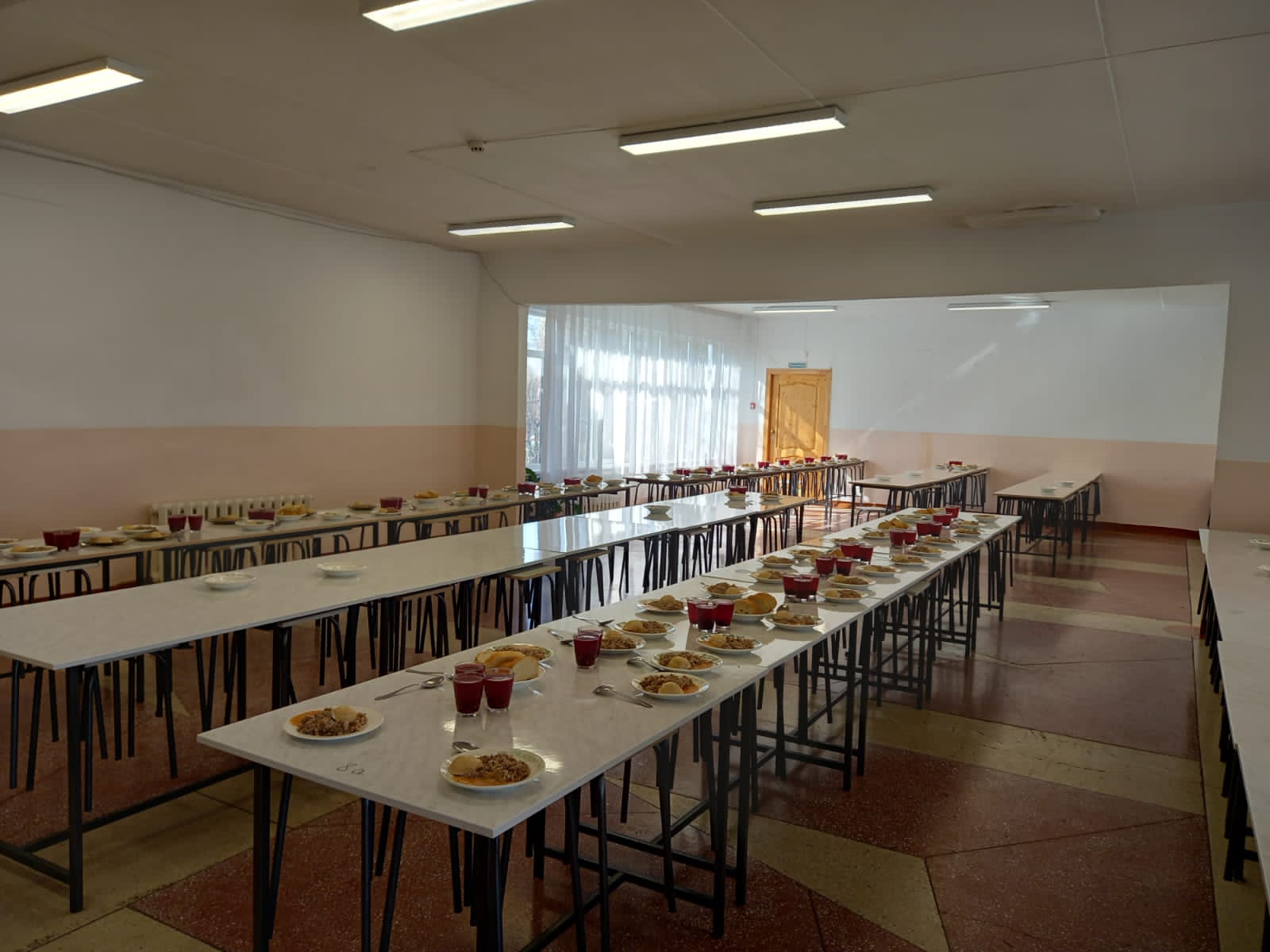 Зал для приёма пищи школьной столовой