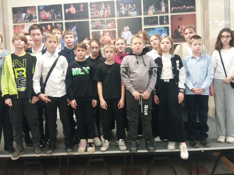 В период осенних каникул учащиеся 6-7 классов посетили Молодёжный театр Алтая.